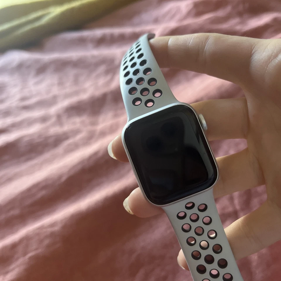 Apple Watch SE, photo 1 of 3