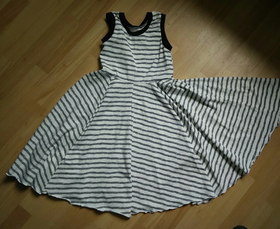Kleid, Drehkleid mit Tellerrock, Sommerkleid weiß grau gestreift - Bild 1 von 1