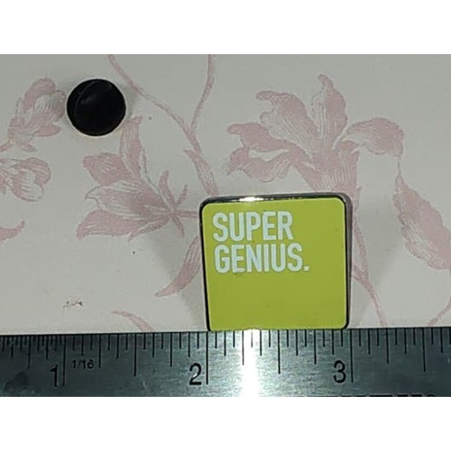 Pin amarillo Super Genius para sombrero, solapa, cordón, chaqueta o mochila - Imagen 3 de 3