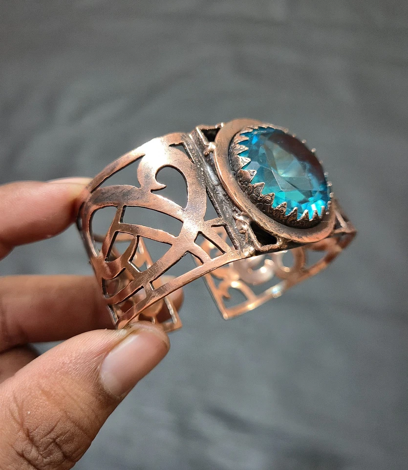 Brazalete brazalete de alambre de cobre con piedras preciosas de topacio azul de Londres Foto 2 de 4