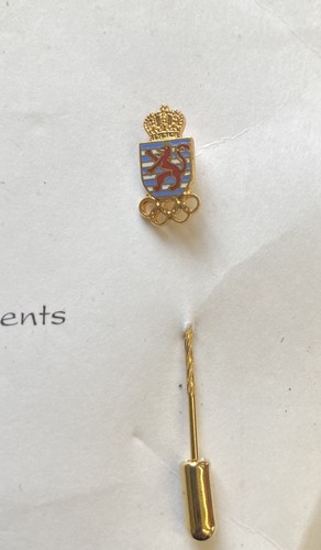 LUXEMBURG Nationales Olympisches Komitee NOC 70er Emaille Kompliment Stick Pin NOS - Bild 1 von 2