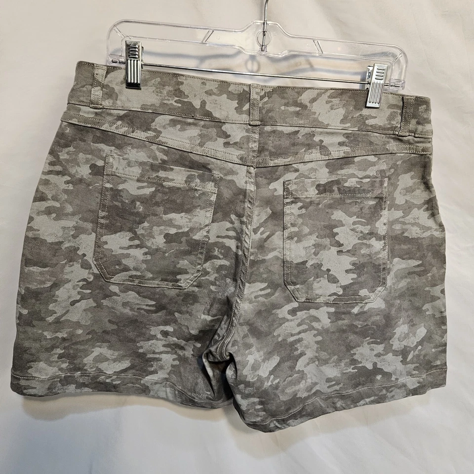 Pantalones Cortos Spanx Sarga Verde Camuflados Para Mujer X-Grande Usados en Excelente Condición Foto 2 de 4