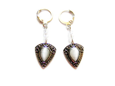 Ohrringe mit weißem Cateye-Cabochon silberfarben