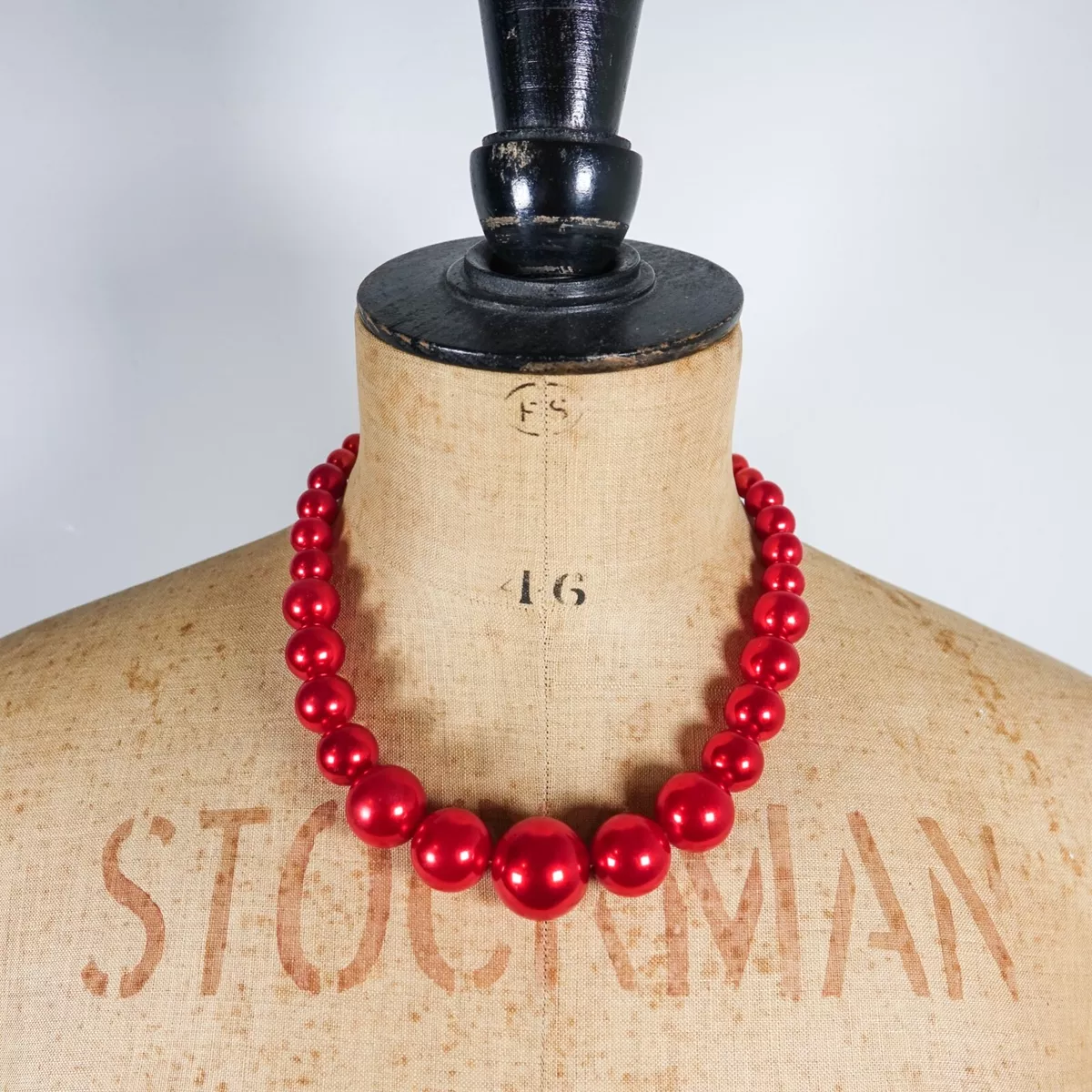 Chunky Satin Red Acrylic Bead Bauble Necklace Graduated Retro Festive Christmas