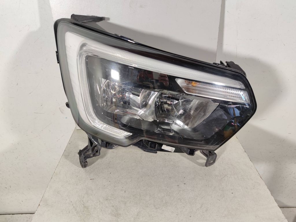 Faro derecho Renault Master III 2019 260105567R GIO3196