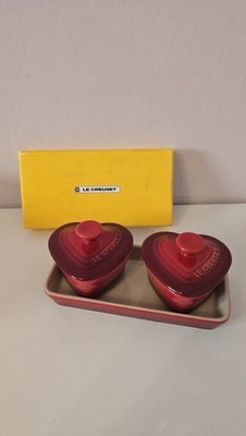 Le Creuset Mini-Cocotte Set Kirschrot Steinzeug (2x Topf &Deckel + Tablett) OVP