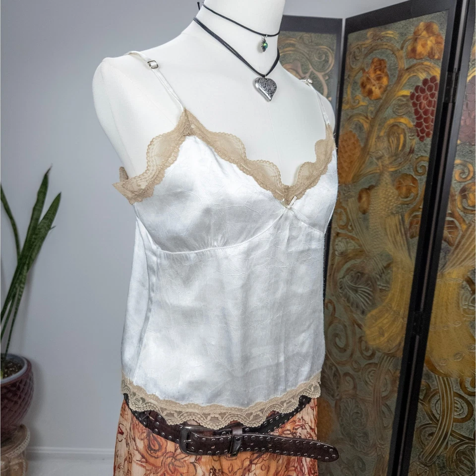 Camiseta Y2K cetim acabamento em renda cami top branco bege corte viés lingerie regata marinha antiga pequena - Imagem 3 de 4