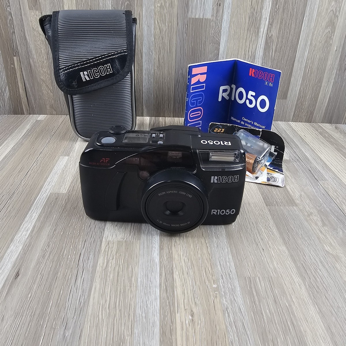 Ricoh R1050 35 MM Camera Black Built In Flash ~ 38-105 mm Zoom ~ W