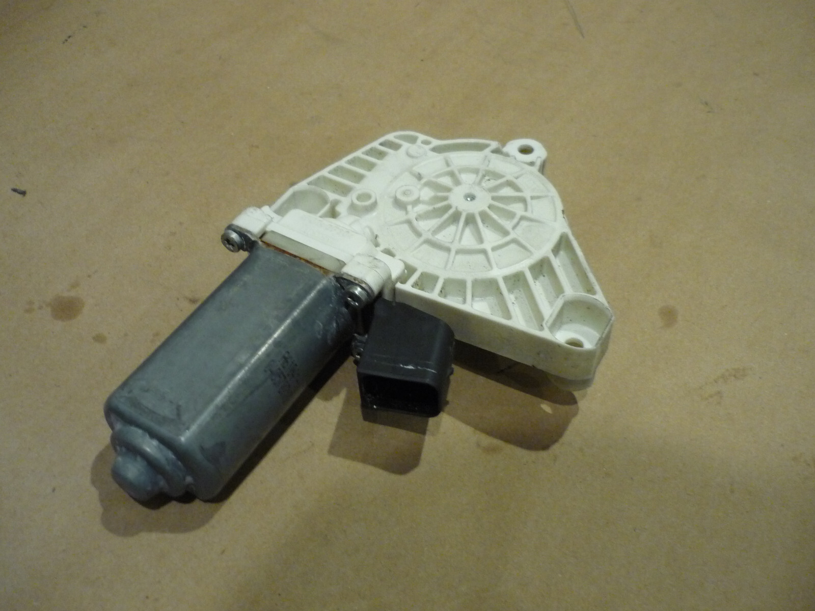 McLaren 720S LH Door Power Window Motor - P/N 14AA377CP