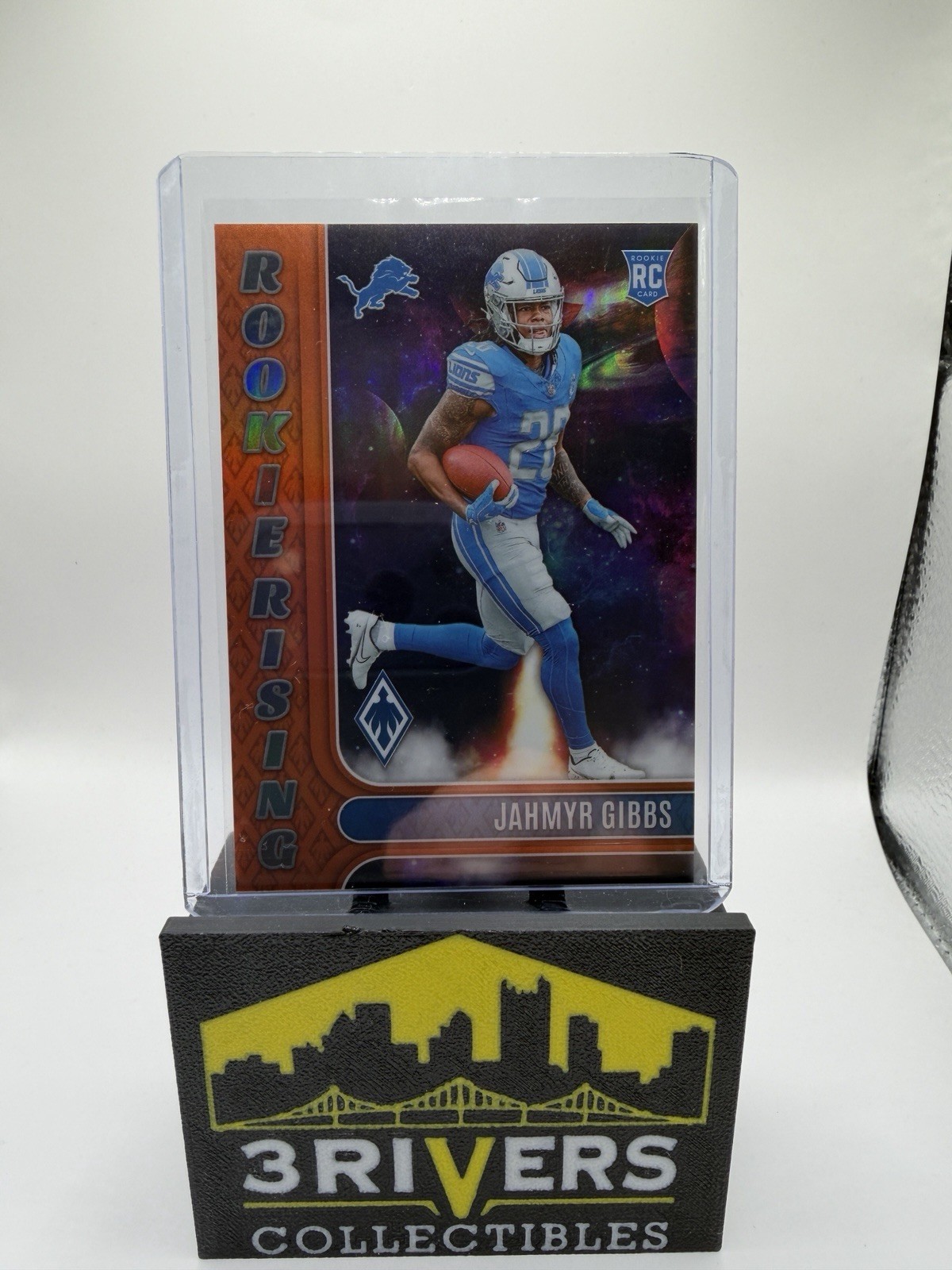 2023 PANINI PHOENIX JAHMYR GIBBS ROOKIE RISING ORANGE RC /99 DETROIT LIONS