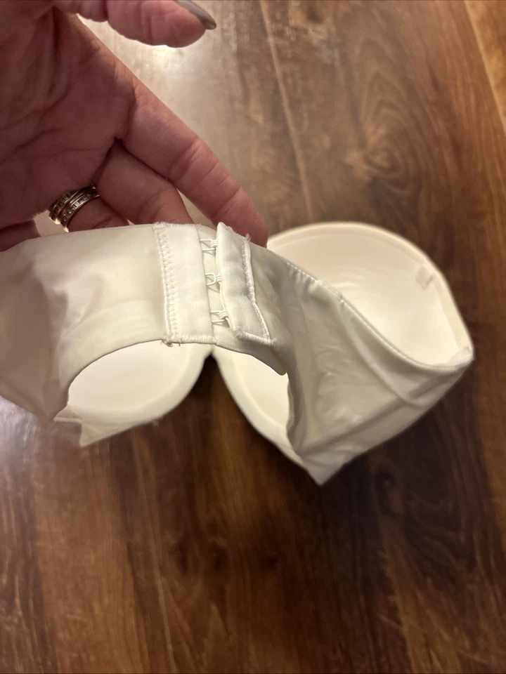 Sujetador Victoria Secret 34DD Body By Victoria Forrado Sin Tirantes Blanco Ligeramente Acolchado Foto 4 de 4