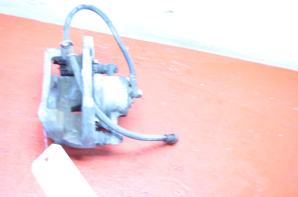 09-14 PINZA DE FRENO DELANTERA IZQUIERDA LADO CONDUCTOR TOYOTA MATRIX TRACCIÓN DELANTERA OEM Foto 3 de 4