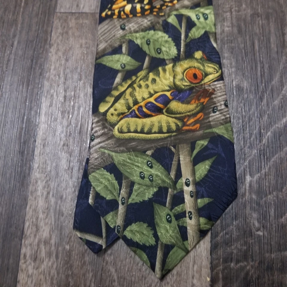 Corbata de seda de ranas de especies en peligro de extinción hecha en EE. UU. Foto 2 de 4