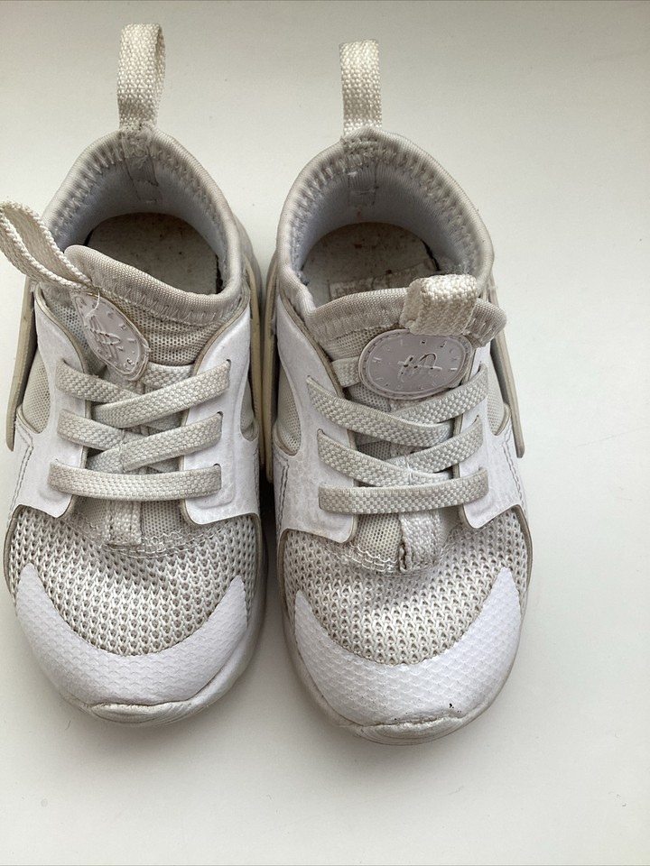 white nike kids trainers