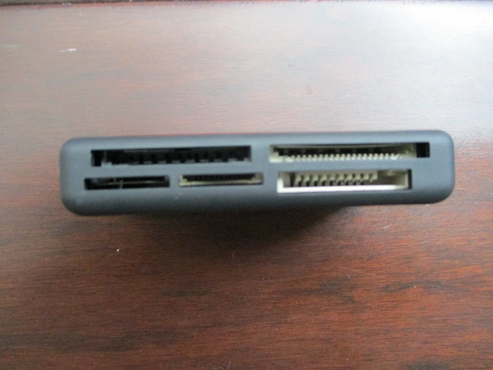 Insten J840 USB 2.0 26-in-1 Memory Card Reader - Image 3 of 4