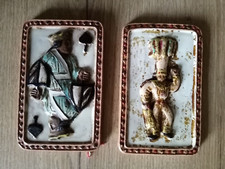  Deux Grès décoratifs Guerin à Bouffioulx carte à jouer et Gilles de Binche