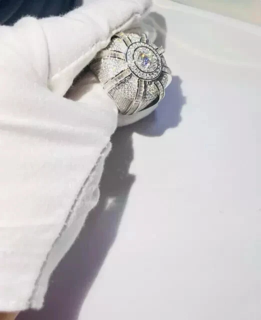 Anillo meñique real de moissanita de corte redondo de 3 quilates chapado en oro blanco de 14 k para hombre Foto 4 de 4