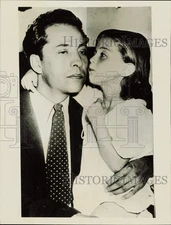 1938 Press Photo Norma Jean Rodriguez kisses father who is accused of murder, PA