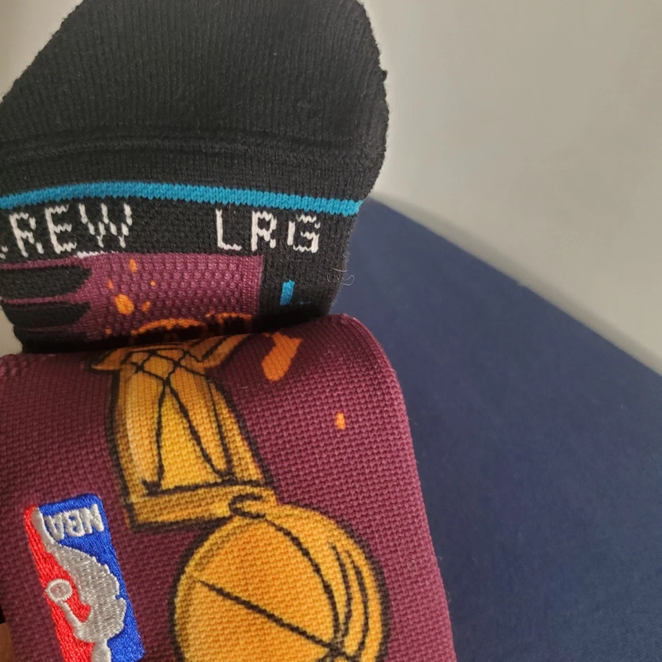 Meias Cavs 2016 Champion Crew grandes (9-12) por Stance Wine Colored Crew Socks - Imagem 2 de 4