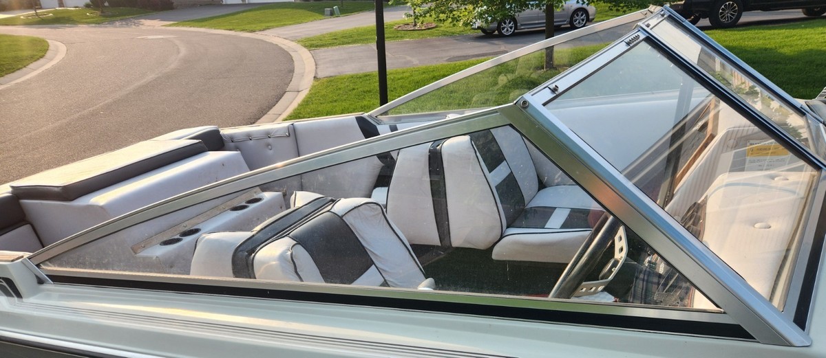 COMPLETE WINDSHIELD FROM A 1989 LAZER IND OPEN BOW PARTING BOAT