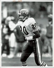 Press Photo Chicago Bears #20 Mark Carrier waiting for snap in football game