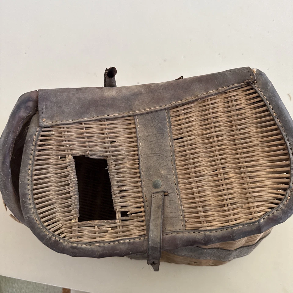 Antigua caja de aparejos de pesca vintage de creel, ratán y cuero 15x9x8 Foto 3 de 3
