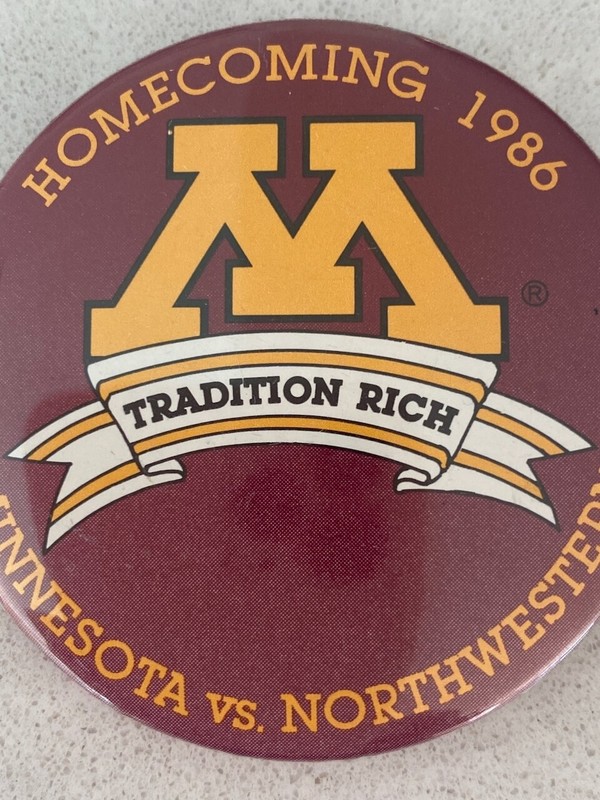 University of Minnesota U of M Homecoming Button Pin 1986 vs. Northwestern Gophe