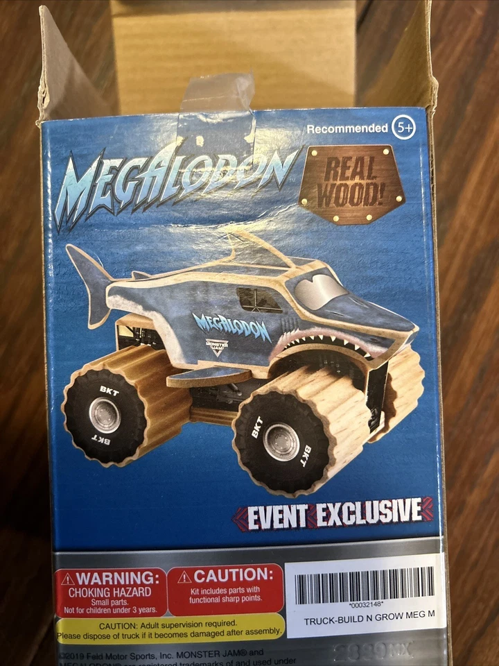 Camión de madera real Monster Jam Megalodon - Kit de coleccionistas exclusivo para eventos 2019 Foto 2 de 3