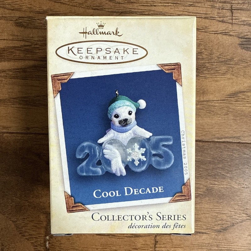 HALLMARK CHRISTMAS KEEPSAKE ORNAMENT COOL DECADE SEAL 2005 6TH IN SERIES QX2195
