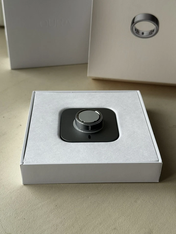Oura Ring Gen 4 Size 9 Silver - Excellent Condition - Boxed with Charger - Image 2 of 3