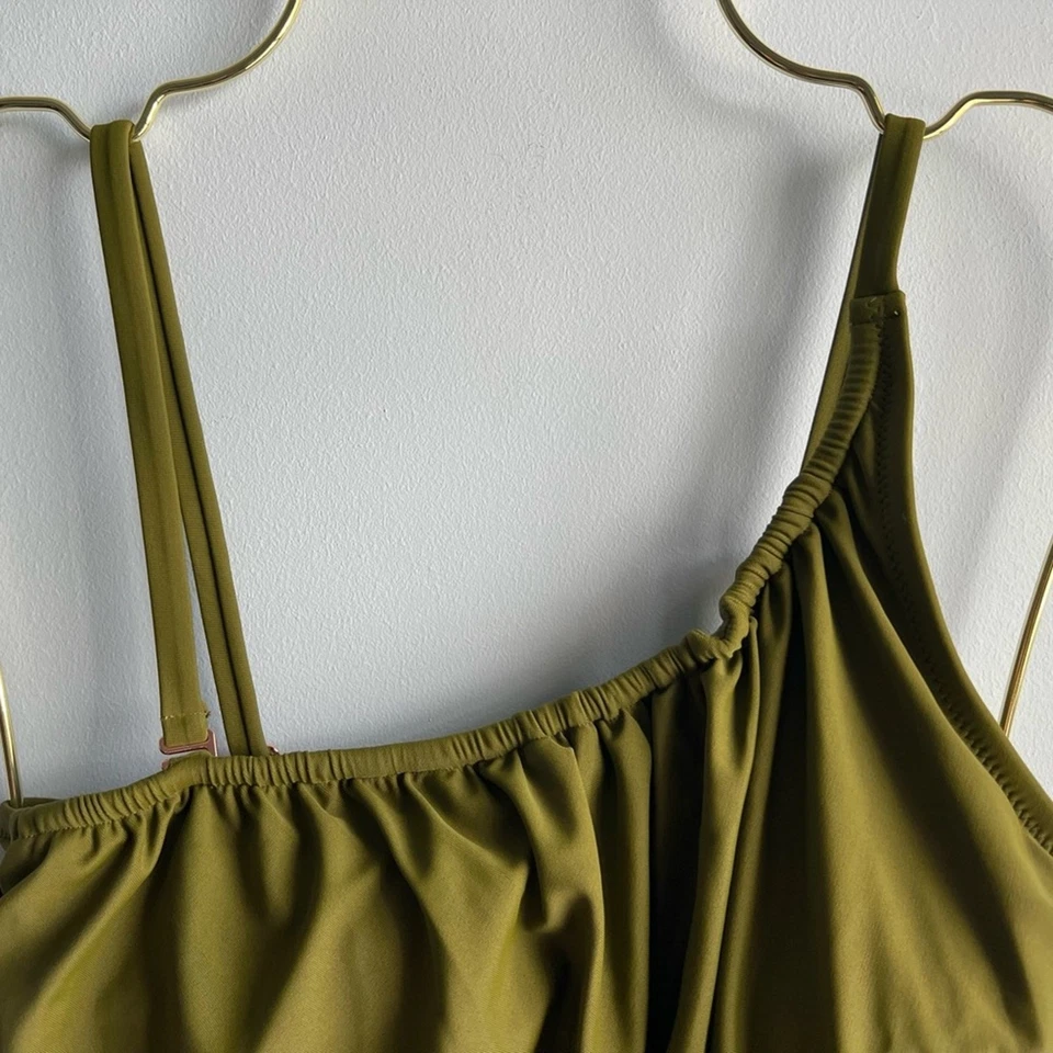 Traje de baño Bar III para mujer con recorte asimétrico de una pieza talla grande Foto 2 de 4