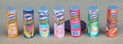 Puppenstube Pringle Tubes Kartoffelchips leer Maßstab 1:12 Handarbeit Essen ML Tumdee