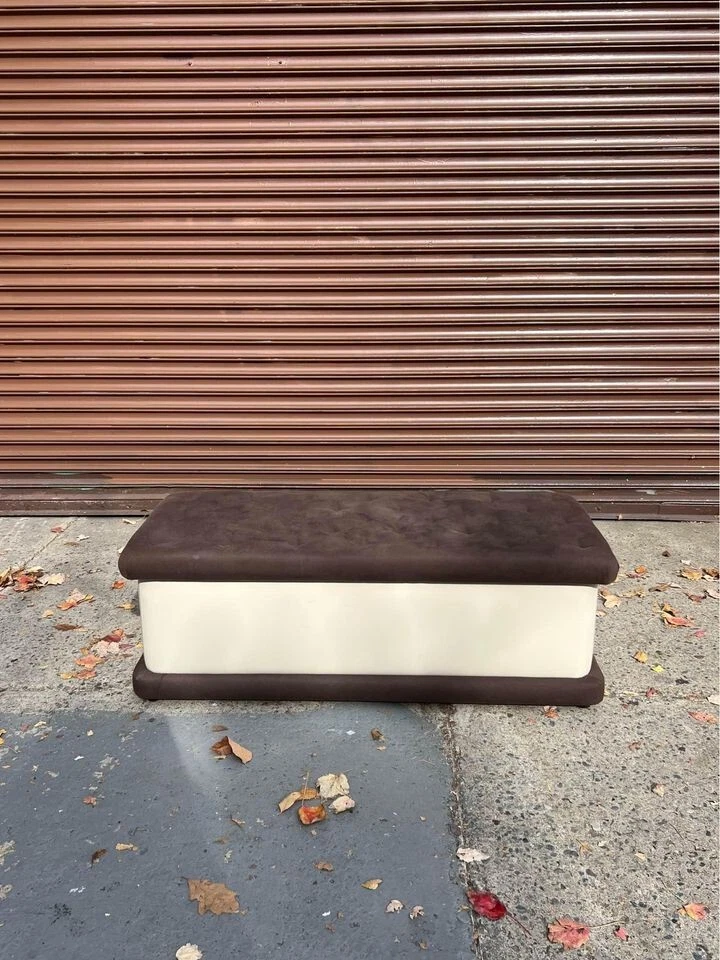 Banco Sandwich Helado, 48L, 17.5H, 20D, Lona Marrón y Vinilo Blanco, Nueva York Foto 2 de 4