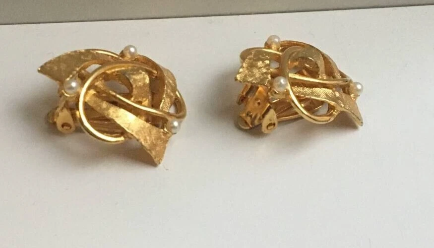 Vintage Gold Tone Earrings Knot Shape Women's Jewelry Signed - Image 4 of 4