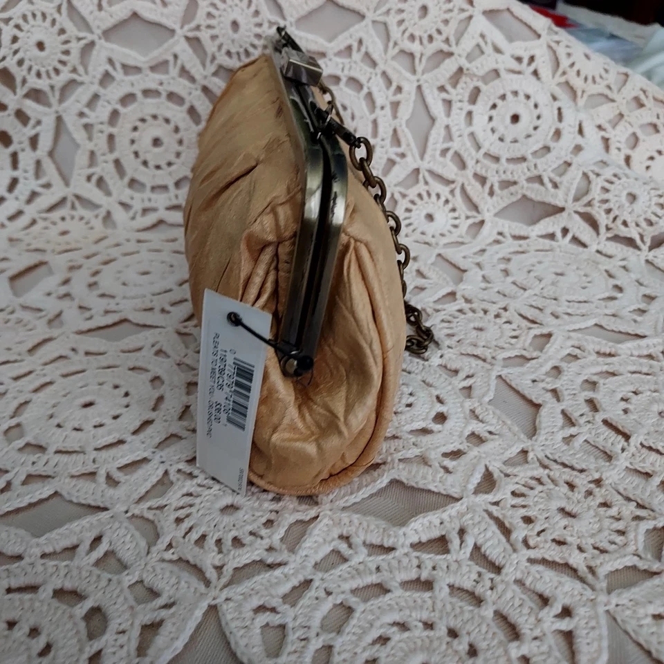 Cartera sin asas pequeña vintage de tela crepé champán sin listar con cadena de transporte, nueva con etiquetas Foto 4 de 4