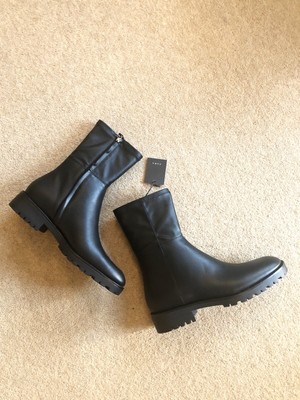 flat track sole ankle boots