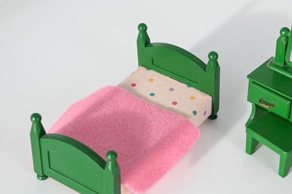 Sylvanian bedroom furniture. bed & dressing table Green vintage Calico