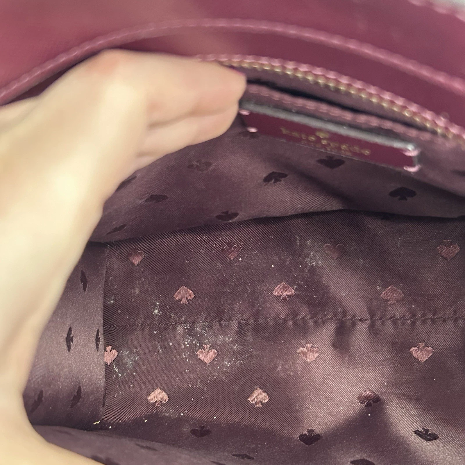 Borsa a tracolla Kate Spade Frosted Floral Tinsel Deep Berry che esce con stampa floreale