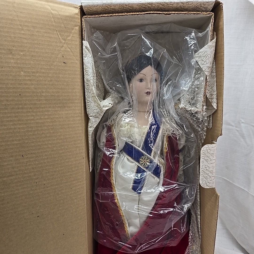 Franklin Mint 1983 Queen Victoria Regina Royal Family Heirloom
