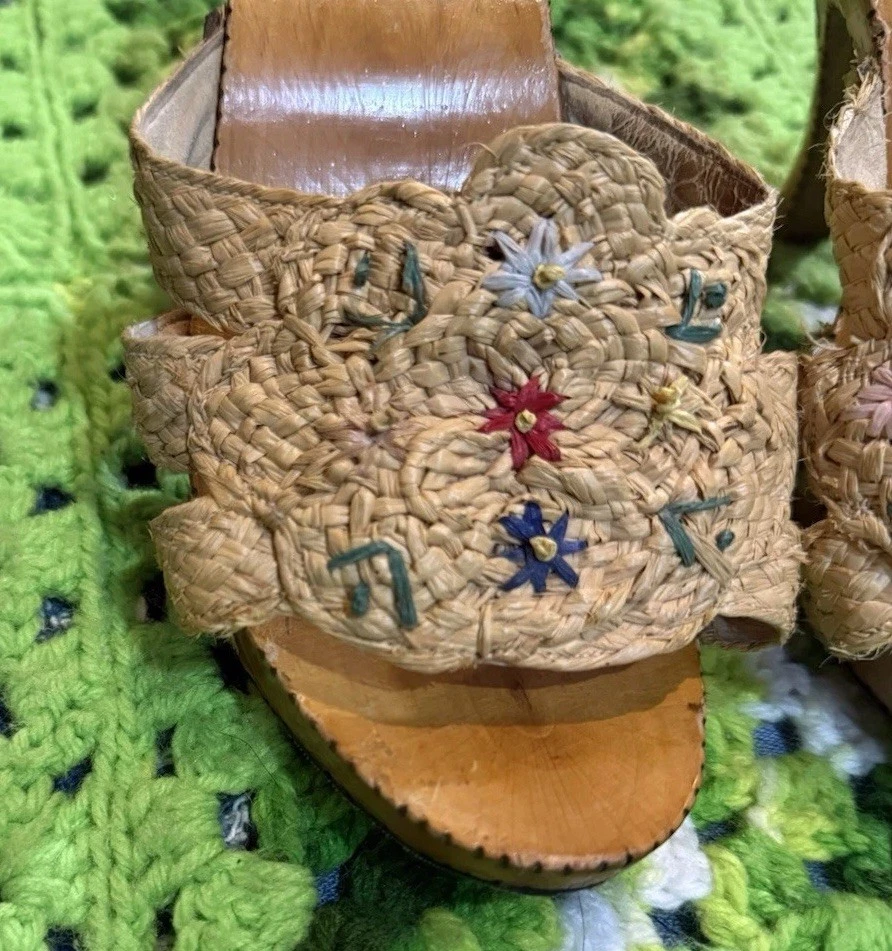 Sandalias sin cordones vintage de madera de tacón alto de mula zapatos Italia florales como están Foto 3 de 4