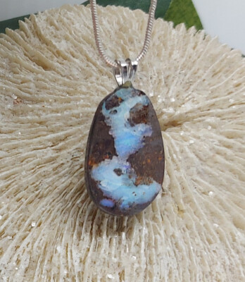 BOULDER OPAL an einer silberfarbenen Kette