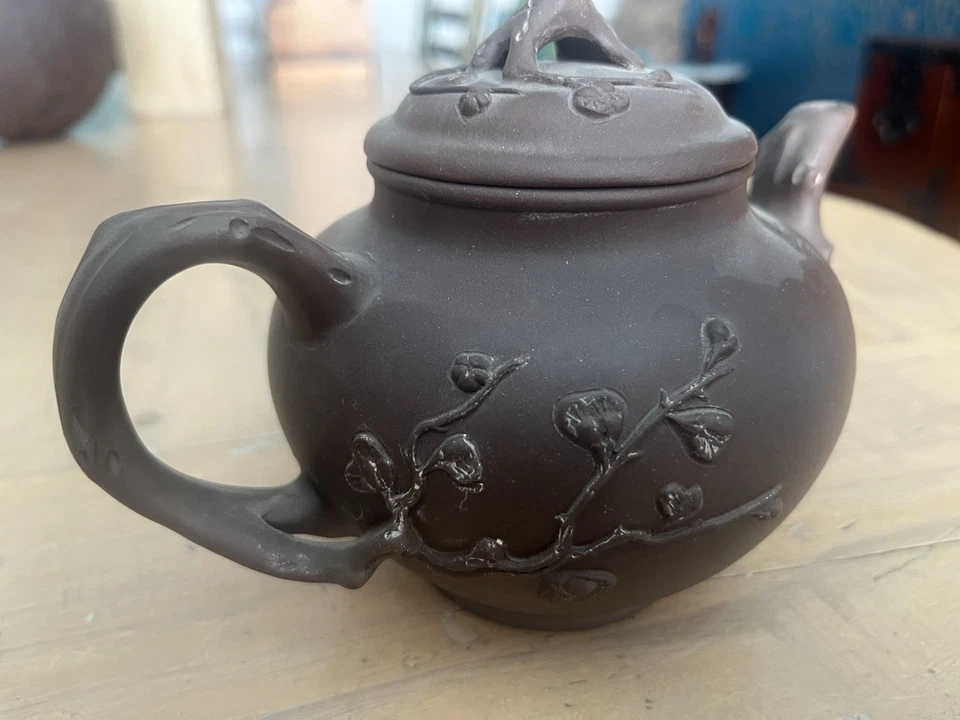 Tetera china Yixing zisha (arena púrpura) con diseño de flor de ciruelo, usada en excelente estado Foto 3 de 4