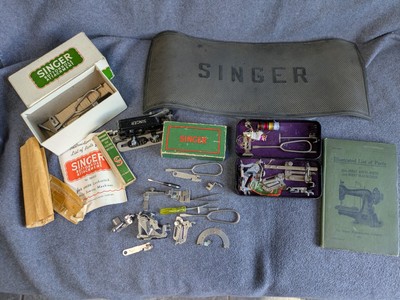 Großes Vintage Sänger Zubehör Konvolut inkl. Godzilla Crinkle Box, Knopflochfüße E