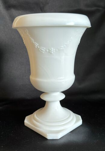 Vintage Milk Glass Urn Pedestal Jar Vase Planter Floral Wreath Square Base - Foto 1 di 7