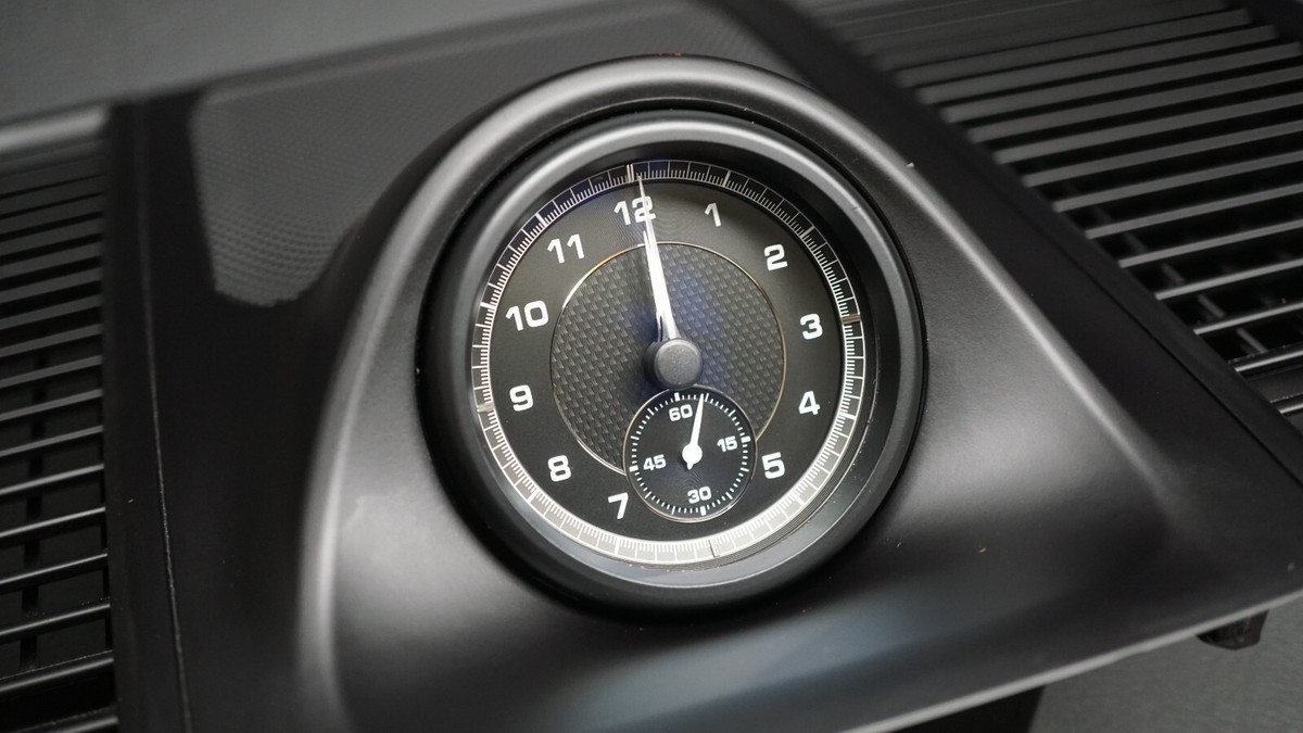 GENUINE PORSCHE MACAN CENTRE DASHBOARD ANALOG CLOCK BLACK