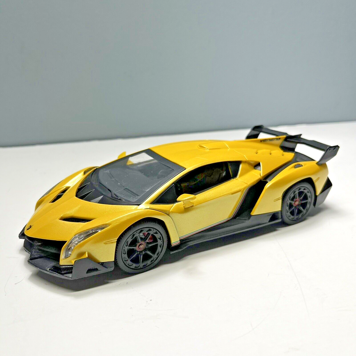 Lamborghini Veneno Yellow 2020 Display Car 1:24 Scale | eBay