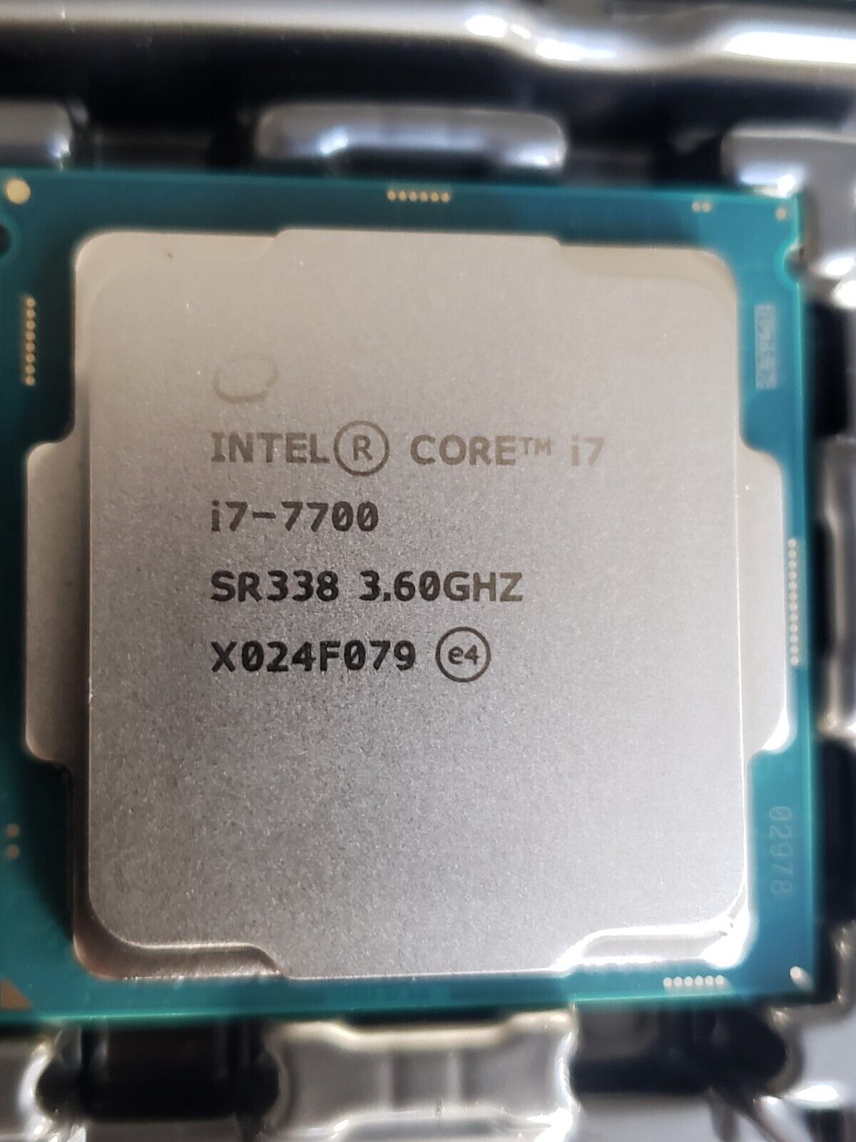 Интел 7700. SR 338. I7 7700 не вскрытый.