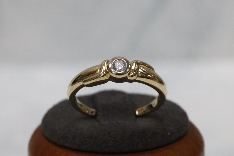 Anillo solitario de diamantes de oro amarillo de 9 quilates - talla P - sello del Reino Unido Foto 3 de 4