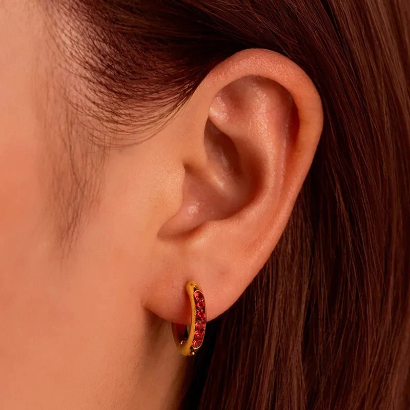 Pendientes Huggie de aro verde de acero quirúrgico de oro de 18 quilates para mujer antideslustre Foto 3 de 4