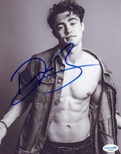 Darren Barnet "Never Have I Ever" AUTOGRAPH Signed Shirtless 8x10 Photo G ACOA Darren Barnet "Never Have I Ever" AUTOGRAPH Signed Shirtless 8x10 Photo G ACOA